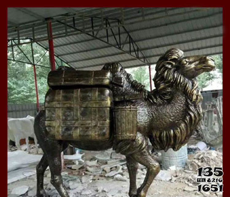 駱駝雕塑-街道邊擺放的一只馱著沉重的行李的玻璃鋼創(chuàng)意駱駝雕塑 駱駝雕塑-街道邊擺放的一只馱著沉重的行李的玻璃鋼創(chuàng)意駱駝雕塑高清圖片