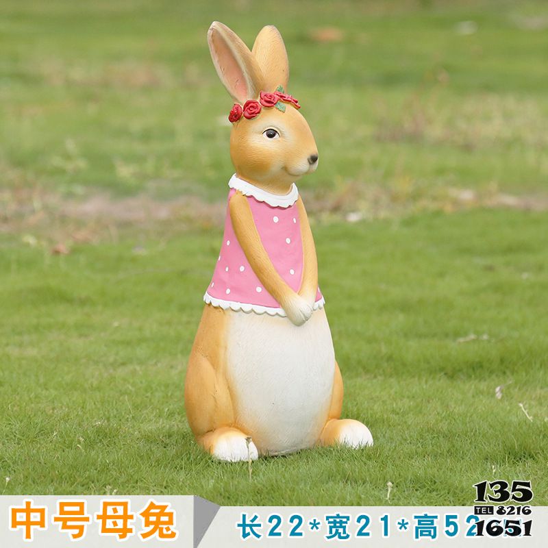 兔子雕塑-樹林一只粉色衣服樹脂兔子雕塑