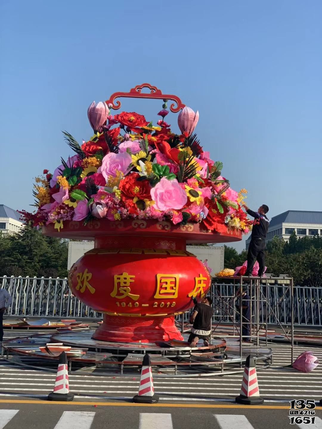 花籃雕塑-廣場玻璃鋼彩繪仿真花朵大花籃雕塑 花籃雕塑-廣場玻璃鋼彩繪仿真花朵大花籃雕塑高清圖片