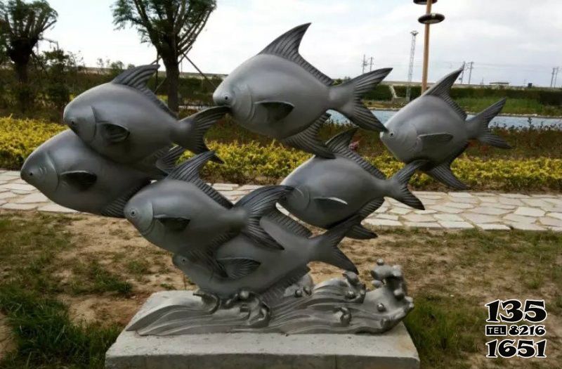 魚雕塑-池塘邊一群游玩的不銹鋼魚雕塑 魚雕塑-池塘邊一群游玩的不銹鋼魚雕塑高清圖片