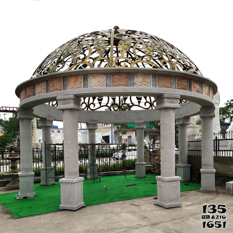 涼亭雕塑-酒店戶外歐式八柱鐵藝鏤空圓形涼亭 涼亭雕塑-酒店戶外歐式八柱鐵藝鏤空圓形涼亭高清圖片