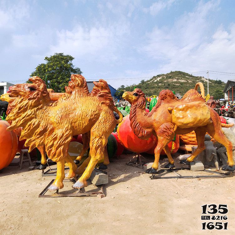 駱駝雕塑-公園街道擺放的玻璃鋼噴漆的駱駝雕塑 駱駝雕塑-公園街道擺放的玻璃鋼噴漆的駱駝雕塑高清圖片