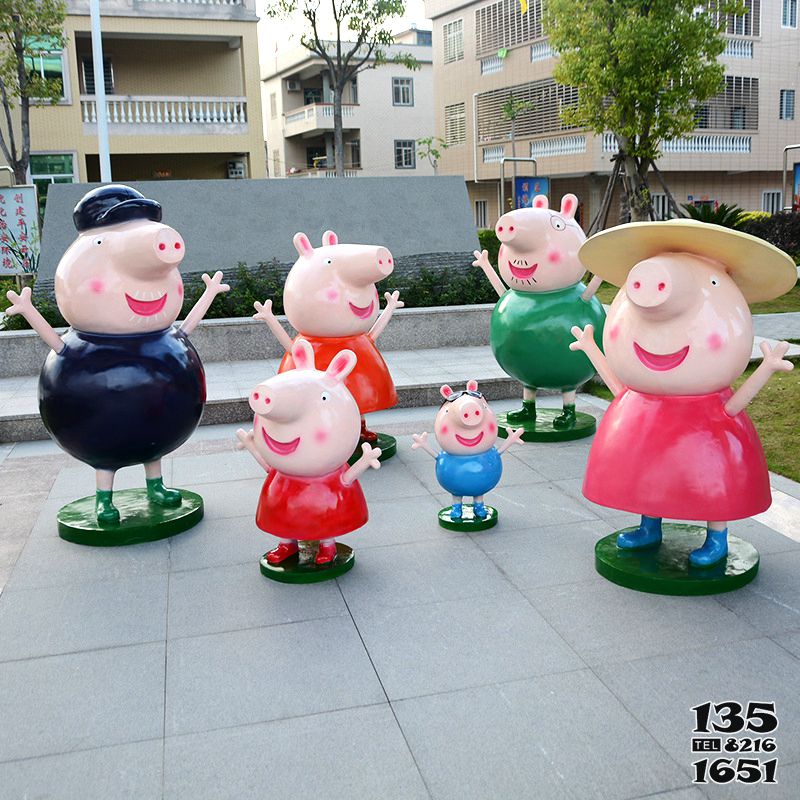 佩奇雕塑-公園里擺放的四大兩小的玻璃鋼彩繪佩奇雕塑 佩奇雕塑-公園里擺放的四大兩小的玻璃鋼彩繪佩奇雕塑