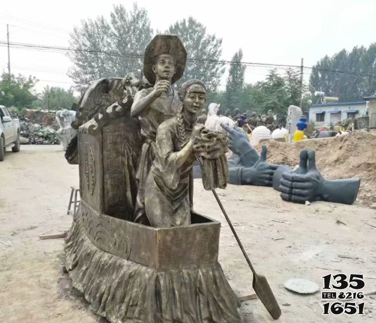 船雕塑-旅游景區步行街擺放一男一女劃船游玩漆金銅船雕塑 船雕塑-旅游景區步行街擺放一男一女劃船游玩漆金銅船雕塑高清圖片