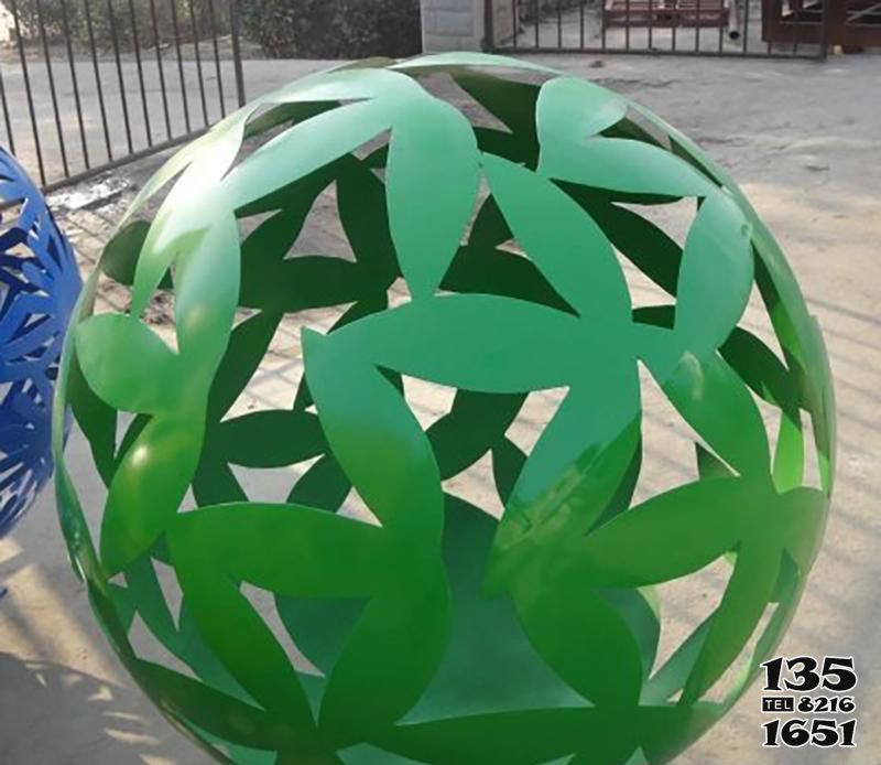 球體雕塑-游樂園不銹鋼綠色樹葉球體雕塑 球體雕塑-游樂園不銹鋼綠色樹葉球體雕塑高清圖片