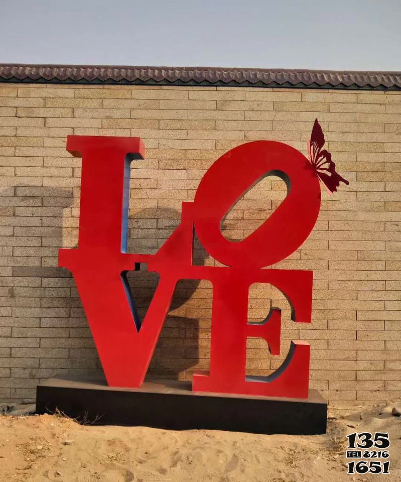 LOVE雕塑-公園里擺放的帶蝴蝶的不銹鋼創(chuàng)意LOVE雕塑 LOVE雕塑-公園里擺放的帶蝴蝶的不銹鋼創(chuàng)意LOVE雕塑高清圖片