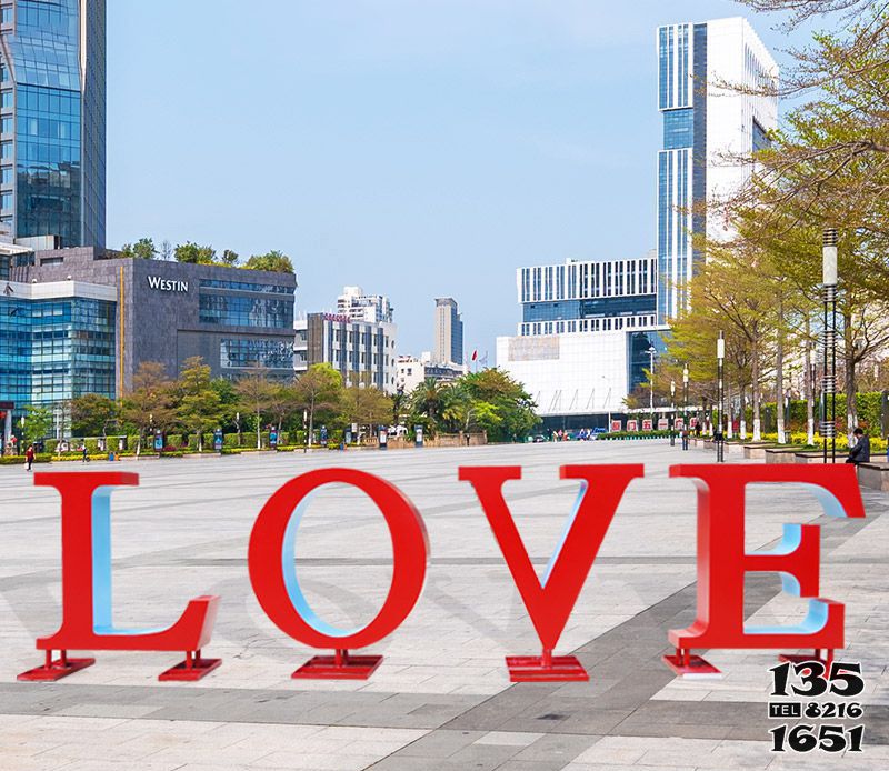 LOVE雕塑-廣場上擺放的紅色鏤空不銹鋼LOVE雕塑 LOVE雕塑-廣場上擺放的紅色鏤空不銹鋼LOVE雕塑高清圖片