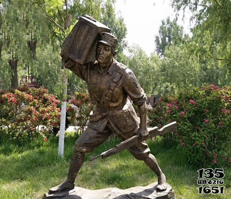 八路軍雕塑-玻璃鋼仿銅扛著箱子的八路軍雕塑 八路軍雕塑-玻璃鋼仿銅扛著箱子的八路軍雕塑高清圖片