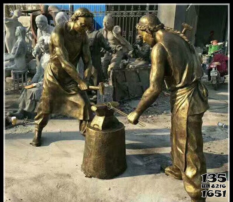 打鐵人物雕塑-園林景區古代打鐵人物鍍金玻璃鋼仿銅雕塑 打鐵人物雕塑-園林景區古代打鐵人物鍍金玻璃鋼仿銅雕塑高清圖片