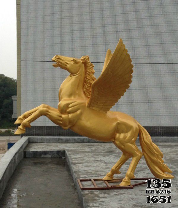 飛馬雕塑-園林里擺放的金色玻璃鋼噴漆飛馬雕塑