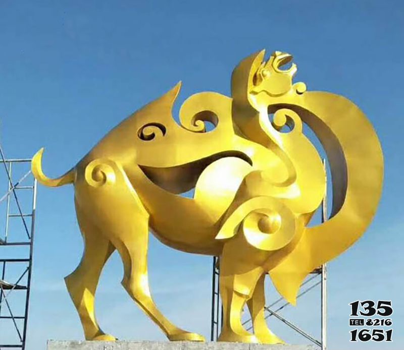 駱駝雕塑-廣場擺放的金色的不銹鋼噴漆駱駝雕塑 駱駝雕塑-廣場擺放的金色的不銹鋼噴漆駱駝雕塑高清圖片