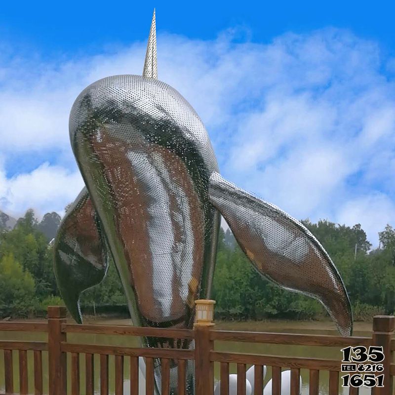 鯨魚雕塑公園擺放的出水的不銹鋼鏤空創意鯨魚雕塑 鯨魚雕塑公園擺放的出水的不銹鋼鏤空創意鯨魚雕塑高清圖片