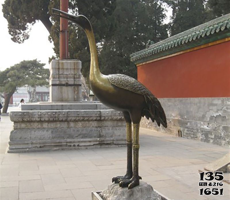 仙鶴雕塑-戶外庭院不銹鋼仿銅戶外景觀站立著的仙鶴雕塑 仙鶴雕塑-戶外庭院不銹鋼仿銅戶外景觀站立著的仙鶴雕塑高清圖片