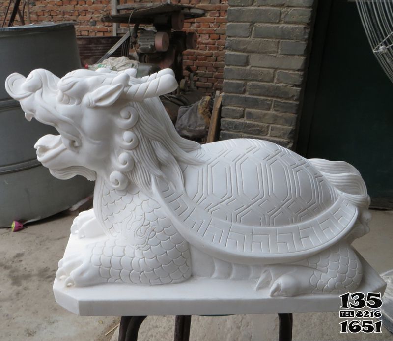 龍龜?shù)袼?公園里擺放的坐著的漢白玉石雕創(chuàng)意龍龜?shù)袼?><p>創(chuàng)意龍龜?shù)袼苁俏覈鴤鹘y(tǒng)瑞獸之一是龍生九子的一子龍生九子不成龍化為玄龜主掌玄黃之氣可以辟邪聚財(cái)化解煞氣也是四靈之首古時(shí)很多老百姓都會(huì)將各種龍龜?shù)窨趟囆g(shù)品放在家中期望年年和順。漢白玉創(chuàng)意龍龜?shù)袼芫褪莻髡f中龍的第九子,它有龍頭龜身的外形,風(fēng)水學(xué)上有四靈祥瑞,這四靈祥瑞指的是:龍、鳳、麒麟、龜,而龍龜是龍和龜?shù)慕Y(jié)合物,因此更具有靈瑞之氣。</p><p>【龍龜?shù)氖褂梅椒ā康谝唬日页鲎≌男湮唬瑵h白玉石雕龍龜?shù)袼苁沁@樣排列的:左青龍、右白虎、前朱雀、后玄武,玄武位即是屋的后方,因?yàn)辇堼斢墟?zhèn)壓的力量,玄武位也須有力才能駕馭其他方位。</p></article>
<div id= 龍龜?shù)袼?公園里擺放的坐著的漢白玉石雕創(chuàng)意龍龜?shù)袼芨咔鍒D片