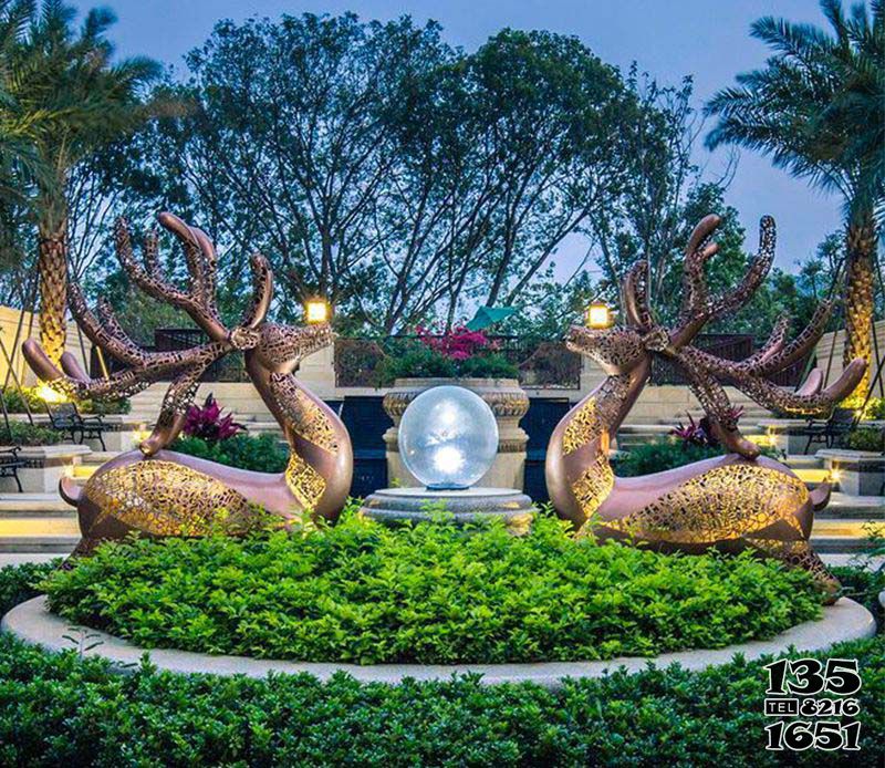 梅花鹿雕塑-公園廣場花壇中的大型不銹鋼兩只梅花鹿雕塑 梅花鹿雕塑-公園廣場花壇中的大型不銹鋼兩只梅花鹿雕塑高清圖片