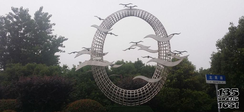 圓環雕塑-城市廣場創意不銹鋼鐵藝鏤空群鳥齊飛的圓環雕塑 圓環雕塑-城市廣場創意不銹鋼鐵藝鏤空群鳥齊飛的圓環雕塑高清圖片