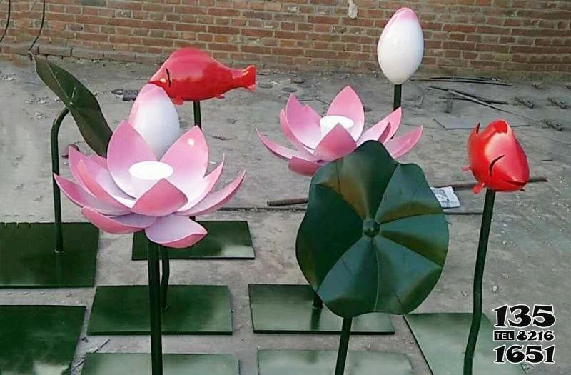 鯉魚雕塑-河花池里擺放的紅色玻璃鋼創(chuàng)意鯉魚雕塑 鯉魚雕塑-河花池里擺放的紅色玻璃鋼創(chuàng)意鯉魚雕塑高清圖片