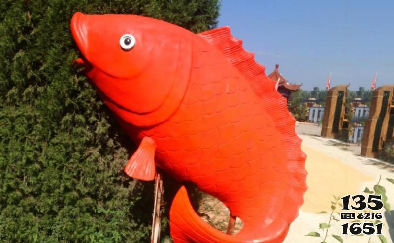 鯉魚雕塑-商廈海邊一只大號不銹鋼紅色鯉魚雕塑 鯉魚雕塑-商廈海邊一只大號不銹鋼紅色鯉魚雕塑高清圖片