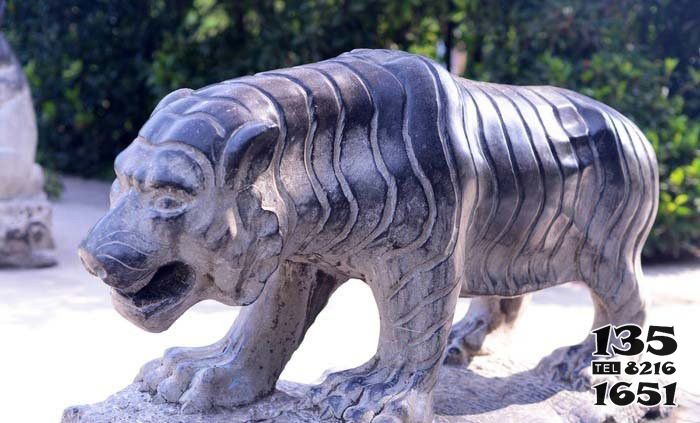 虎雕塑-公園里擺放的i兇惡青石石雕仿真虎雕塑 虎雕塑-公園里擺放的i兇惡青石石雕仿真虎雕塑高清圖片