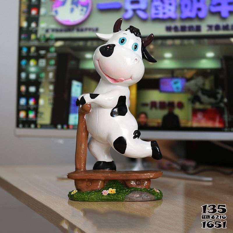 牛雕塑-商業(yè)街一只滑板車(chē)的玻璃鋼牛雕塑 牛雕塑-商業(yè)街一只滑板車(chē)的玻璃鋼牛雕塑高清圖片