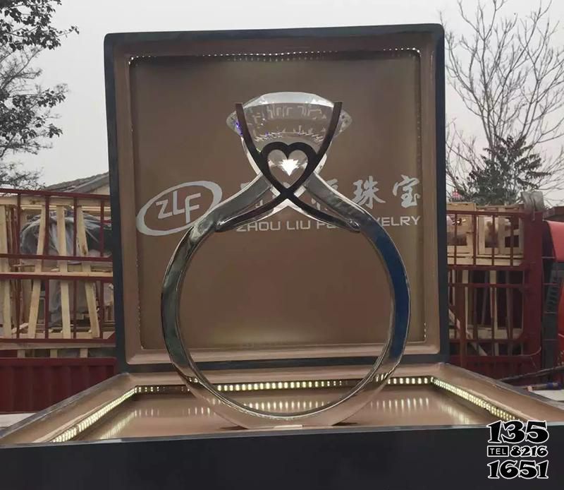 戒指雕塑-珠寶店門口擺放鉆石不銹鋼戒指雕塑 戒指雕塑-珠寶店門口擺放鉆石不銹鋼戒指雕塑高清圖片