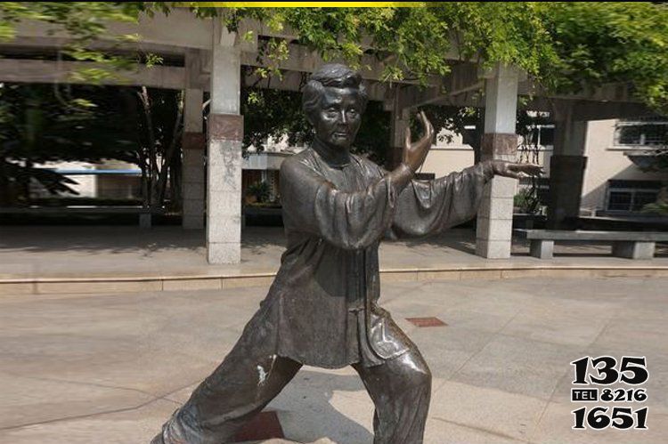 太極雕塑-公園景觀打太極的老太太玻璃鋼仿銅擺件
