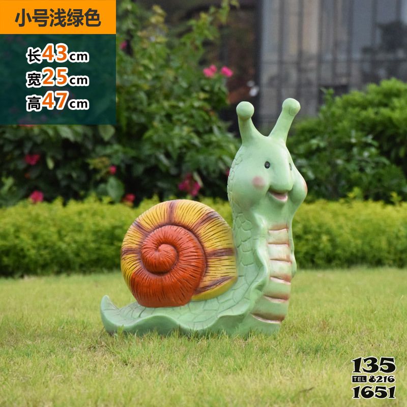 蝸牛雕塑-草地上擺放的一只淺綠色的玻璃鋼卡通蝸牛雕塑 蝸牛雕塑-草地上擺放的一只淺綠色的玻璃鋼卡通蝸牛雕塑高清圖片