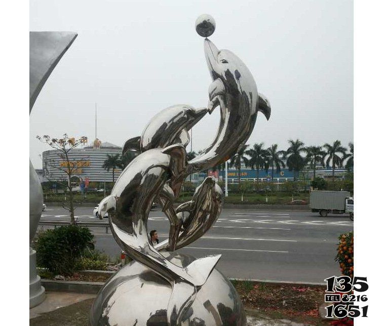 海豚雕塑-街道球上多只玩耍的不銹鋼海豚雕塑 海豚雕塑-街道球上多只玩耍的不銹鋼海豚雕塑高清圖片