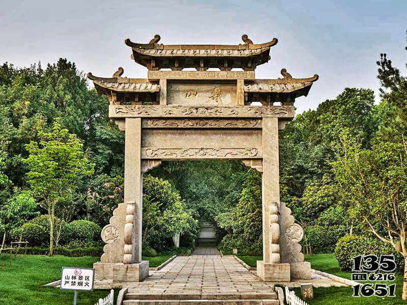 牌坊雕塑-山林景觀花崗巖單門三樓牌坊 牌坊雕塑-山林景觀花崗巖單門三樓牌坊高清圖片