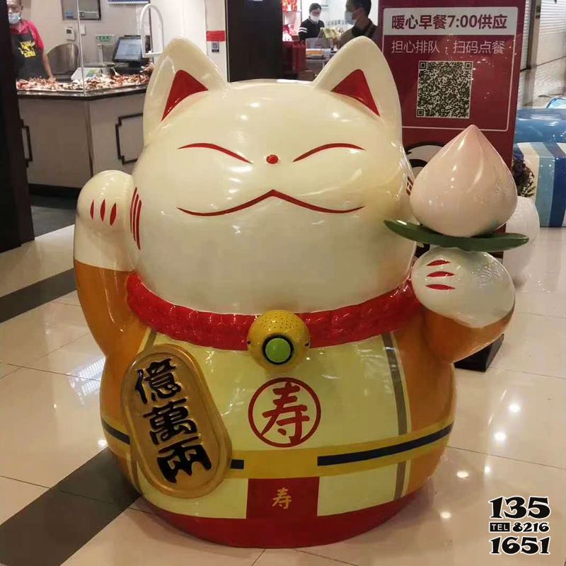 招財貓雕塑-酒店擺放的手舉壽桃的玻璃鋼彩繪招財貓雕塑 招財貓雕塑-酒店擺放的手舉壽桃的玻璃鋼彩繪招財貓雕塑高清圖片