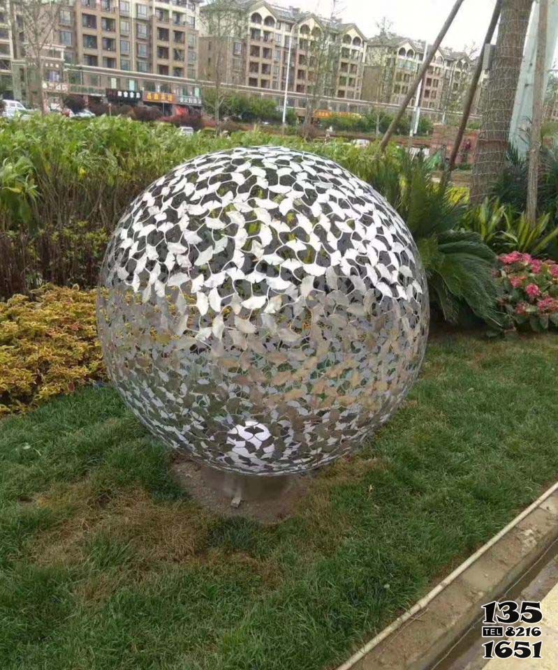 鏤空球雕塑-花園廣場銀杏樹葉不銹鋼鏤空球雕塑 鏤空球雕塑-花園廣場銀杏樹葉不銹鋼鏤空球雕塑高清圖片