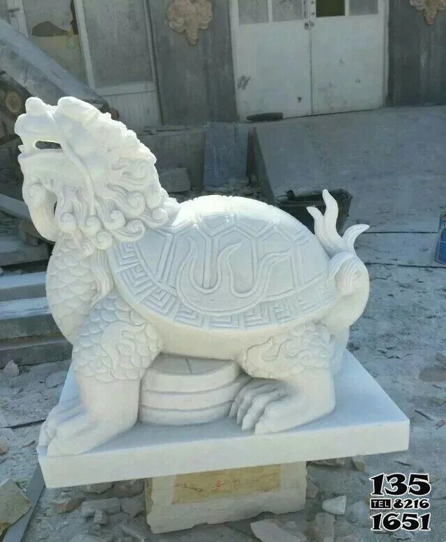 龍龜?shù)袼?公園里擺放的翹尾巴的漢白玉石雕創(chuàng)意龍龜?shù)袼?><p>石雕創(chuàng)意龍龜?shù)袼苁潜容^多見的石雕動(dòng)物雕塑之一,在民俗傳統(tǒng)文化中,貔貅、麒麟、獅子、龍龜、蟾蜍是深受人們喜愛(ài)的能夠驅(qū)災(zāi)避邪、招財(cái)納福的五瑞獸。因此,漢白玉創(chuàng)意龍龜?shù)袼軙?huì)將石雕龍龜視為靈物,即有著一種保佑我也能長(zhǎng)壽的心理期待再者,石雕龍龜慢吞吞且不帶一絲火氣的個(gè)性,就算是碰上了卜足剛烈且暴力氣息濃厚之輩,也實(shí)在是對(duì)它無(wú)可奈何反正,我頭一縮人龜殼中,你要如何,且悉聽尊便了吾人在風(fēng)水上的應(yīng)用,就是以這種所謂的以柔克剛、四兩撥千斤的方式,來(lái)作為化解暴烈之氣與形煞的最佳靈動(dòng)利器。</p></article>
<div id= 龍龜?shù)袼?公園里擺放的翹尾巴的漢白玉石雕創(chuàng)意龍龜?shù)袼芨咔鍒D片