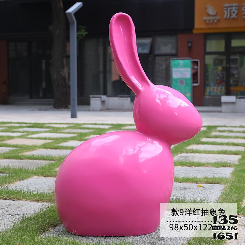 兔子雕塑-街道一只粉色玻璃鋼兔子雕塑 兔子雕塑-街道一只粉色玻璃鋼兔子雕塑高清圖片