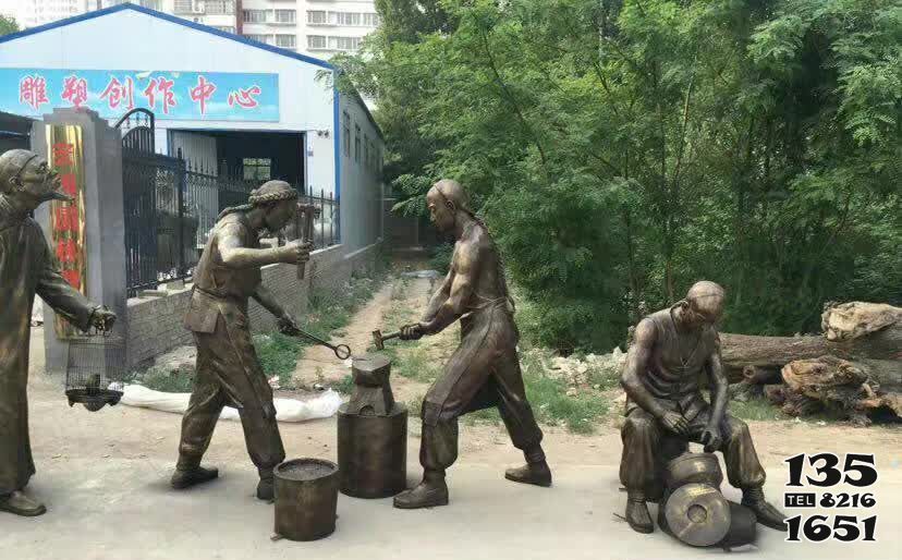 打鐵人物雕塑-商場步行街擺放古人傳統打鐵人物鎏金玻璃鋼雕塑 打鐵人物雕塑-商場步行街擺放古人傳統打鐵人物鎏金玻璃鋼雕塑高清圖片