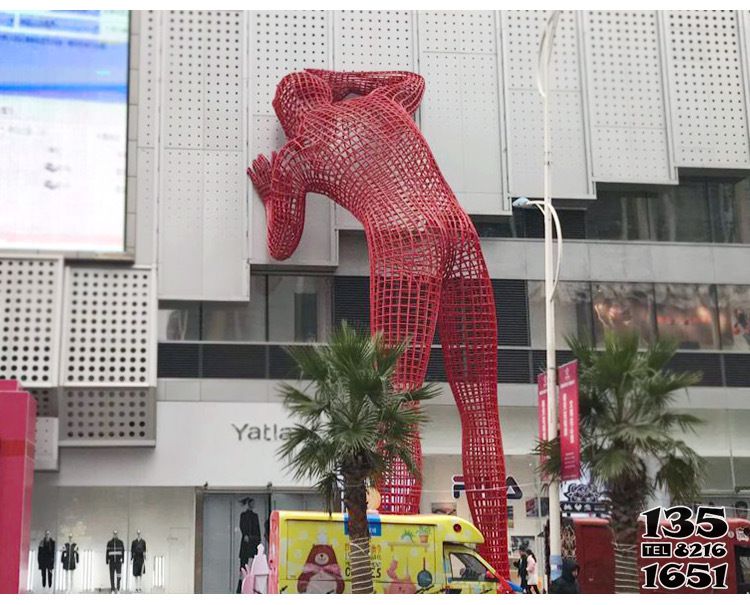 人物雕塑-城市街道不銹鋼鏤空趴在大廈上的紅色人物雕塑 人物雕塑-城市街道不銹鋼鏤空趴在大廈上的紅色人物雕塑高清圖片