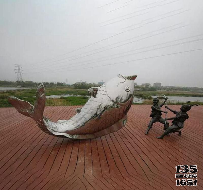 鯉魚雕塑-公園里擺放的躺著的玻璃鋼創(chuàng)意鯉魚雕塑 鯉魚雕塑-公園里擺放的躺著的玻璃鋼創(chuàng)意鯉魚雕塑高清圖片
