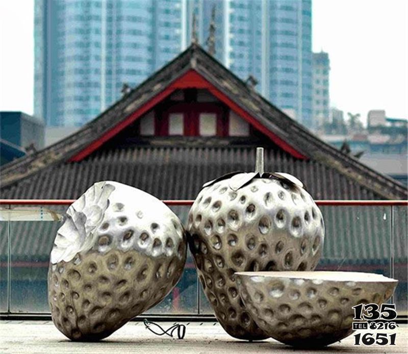 草莓雕塑-不銹鋼咬了一口的草莓雕塑 草莓雕塑-不銹鋼咬了一口的草莓雕塑高清圖片