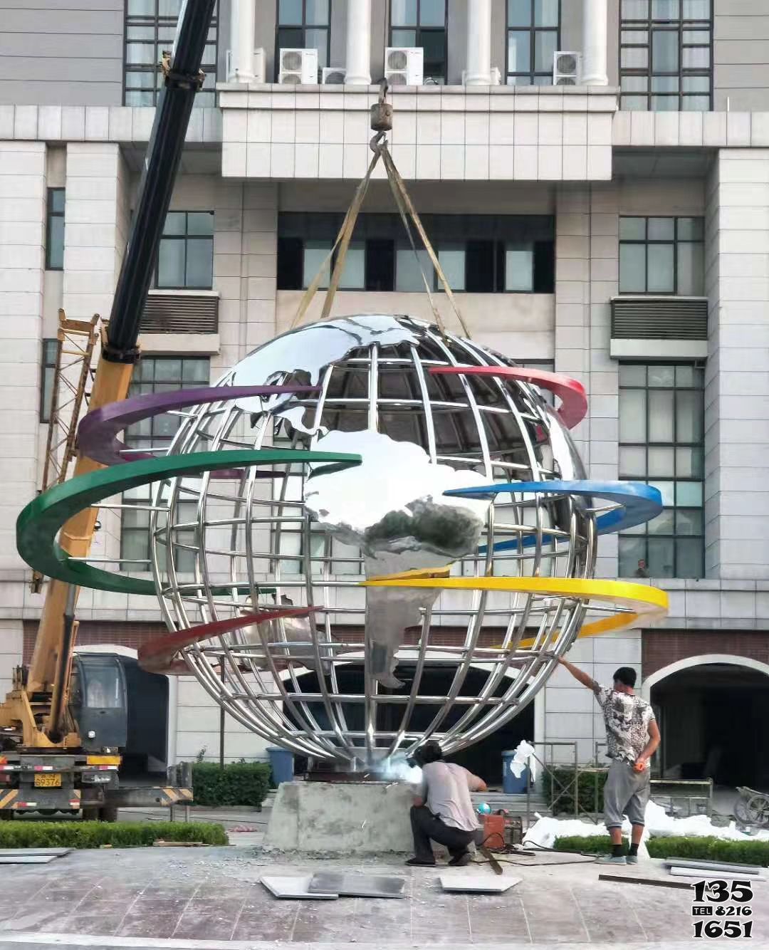 地球儀雕塑-不銹鋼創意鏤空創意湘云環繞的地球儀雕塑 地球儀雕塑-不銹鋼創意鏤空創意湘云環繞的地球儀雕塑高清圖片