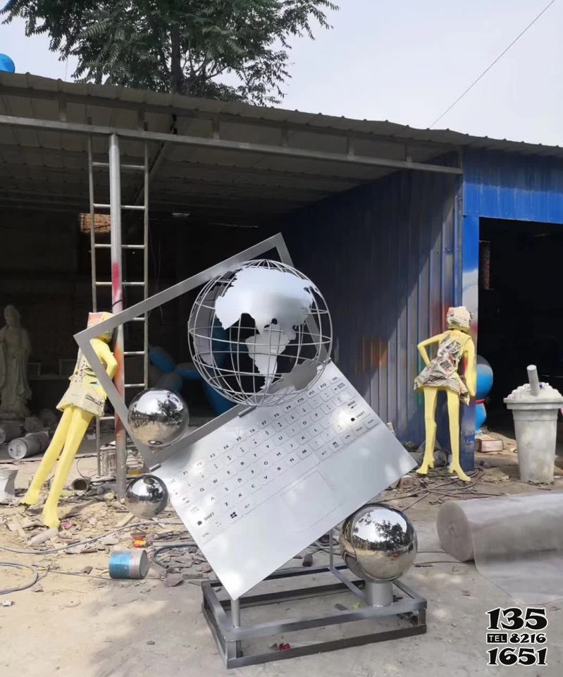 地球儀雕塑-創意不銹鋼電腦上的地球儀雕塑 地球儀雕塑-創意不銹鋼電腦上的地球儀雕塑高清圖片