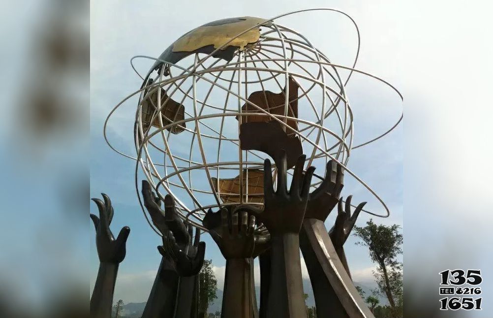 地球儀雕塑-街邊不銹鋼眾人托舉鏤空地球儀雕塑 地球儀雕塑-街邊不銹鋼眾人托舉鏤空地球儀雕塑高清圖片