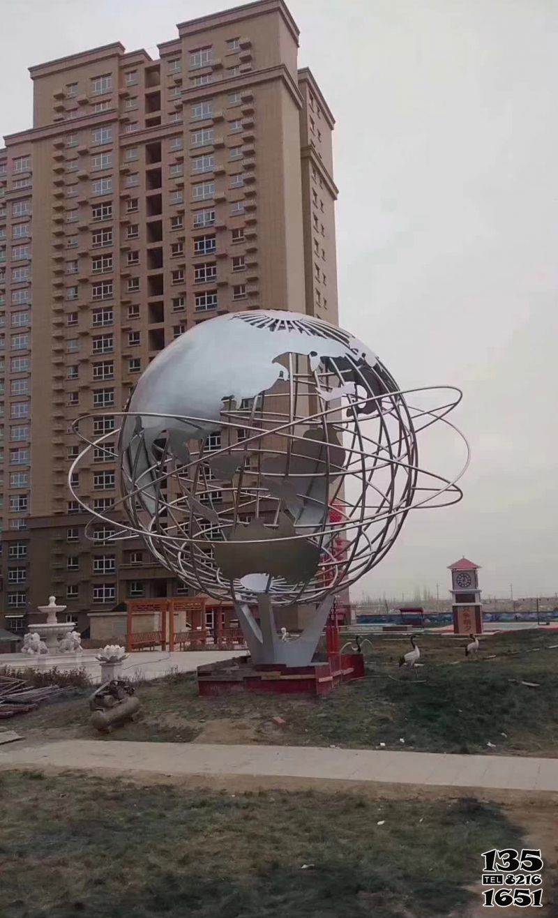地球儀雕塑-花園廣場戶外創意抽象不銹鋼鏡面地球儀雕塑 地球儀雕塑-花園廣場戶外創意抽象不銹鋼鏡面地球儀雕塑高清圖片