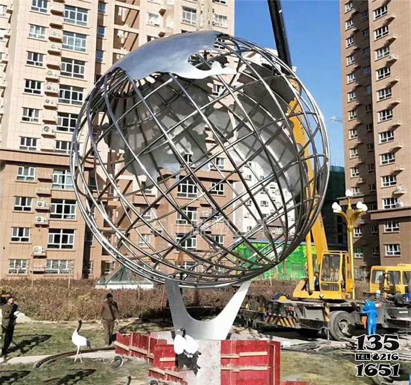 地球儀雕塑-小區不銹鋼創意大型白鋼鏤空地球儀雕塑 地球儀雕塑-小區不銹鋼創意大型白鋼鏤空地球儀雕塑高清圖片