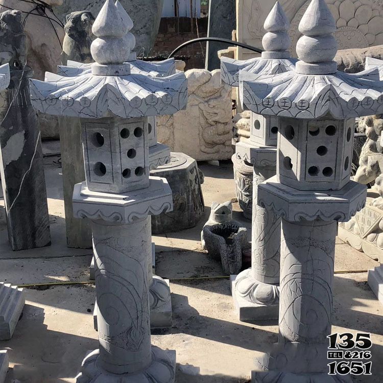 燈籠雕塑-景區寺院擺放仿古做舊中式青石燈籠 燈籠雕塑-景區寺院擺放仿古做舊中式青石燈籠高清圖片