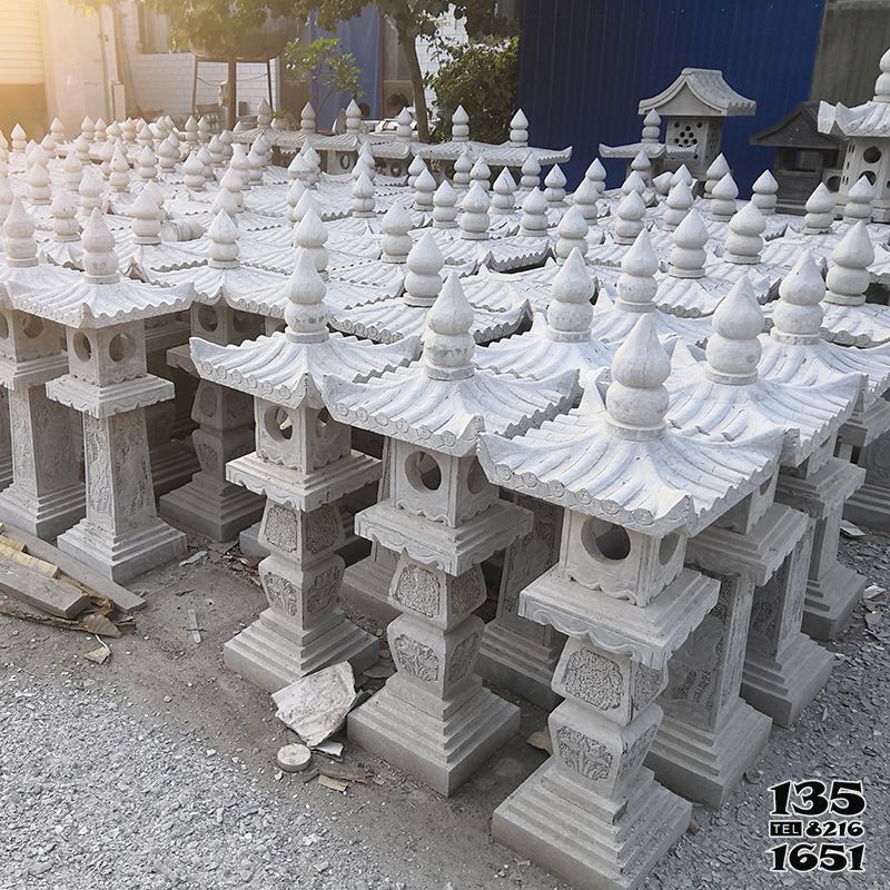燈籠雕塑-青石仿古草坪公園景觀 石燈籠 燈籠雕塑-青石仿古草坪公園景觀 石燈籠高清圖片