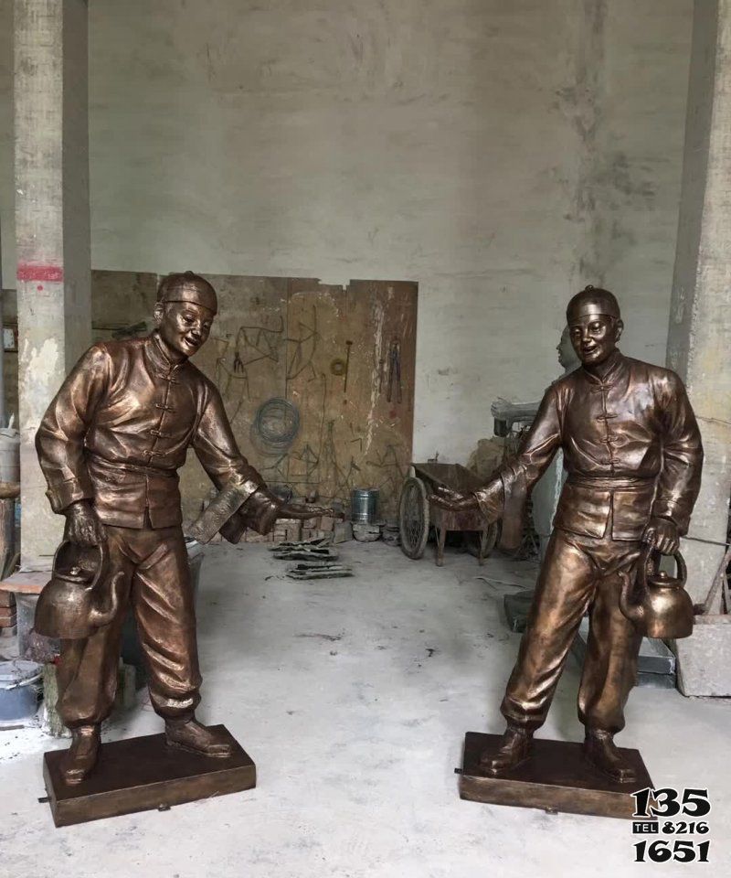 店小二雕塑-公園廣場擺放店小二人物玻璃鋼仿銅雕塑 店小二雕塑-公園廣場擺放店小二人物玻璃鋼仿銅雕塑高清圖片