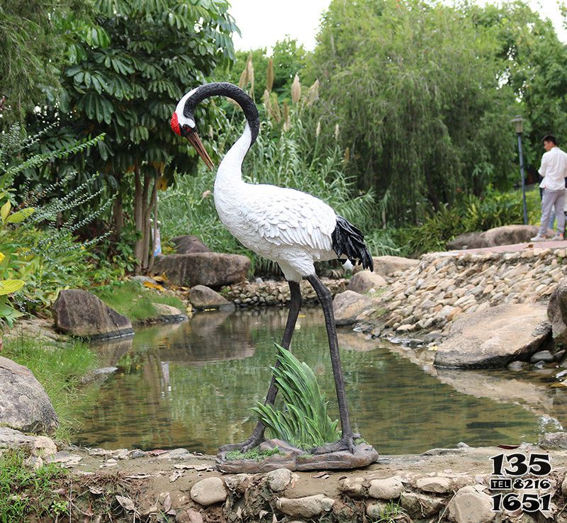 丹頂鶴雕塑-玻璃鋼彩繪公園池塘丹頂鶴雕塑 丹頂鶴雕塑-玻璃鋼彩繪公園池塘丹頂鶴雕塑高清圖片