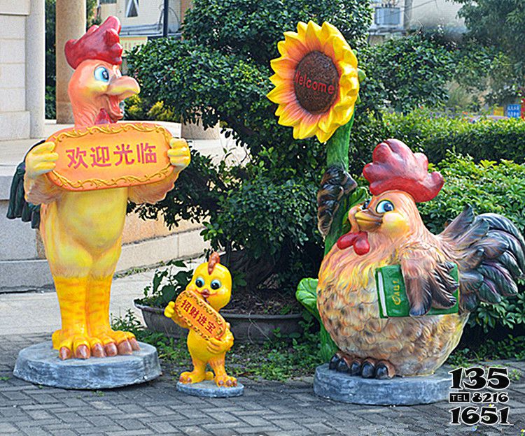 雞雕塑-公園里擺放的三只形態(tài)各異的玻璃鋼卡通雞雕塑