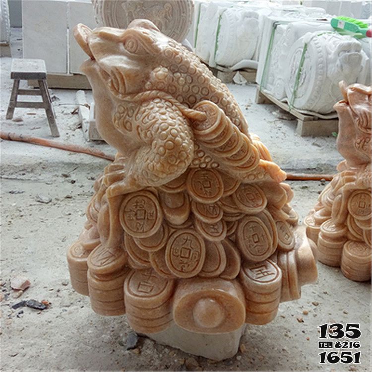 金蟾雕塑-公園里擺放的叼著一串銅錢的晚霞紅石雕創(chuàng)意金蟾雕塑 金蟾雕塑-公園里擺放的叼著一串銅錢的晚霞紅石雕創(chuàng)意金蟾雕塑高清圖片