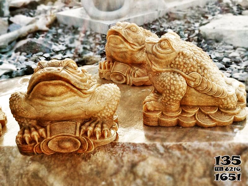 金蟾雕塑-公園里擺放的三只黃蠟石石雕創意金蟾雕塑 金蟾雕塑-公園里擺放的三只黃蠟石石雕創意金蟾雕塑高清圖片