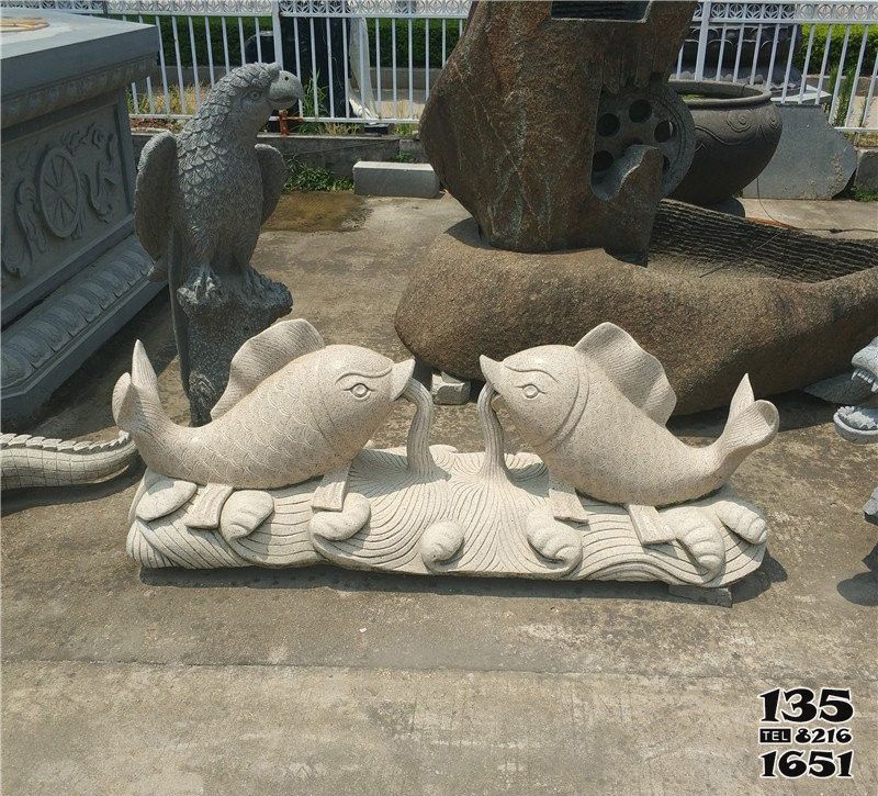 鯉魚雕塑-街道擺放的兩條相對吐水的砂巖石雕創意鯉魚雕塑 鯉魚雕塑-街道擺放的兩條相對吐水的砂巖石雕創意鯉魚雕塑高清圖片